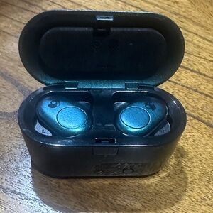 Wireless Skull Candy Earbuds with Charging Case needs type c charging cable